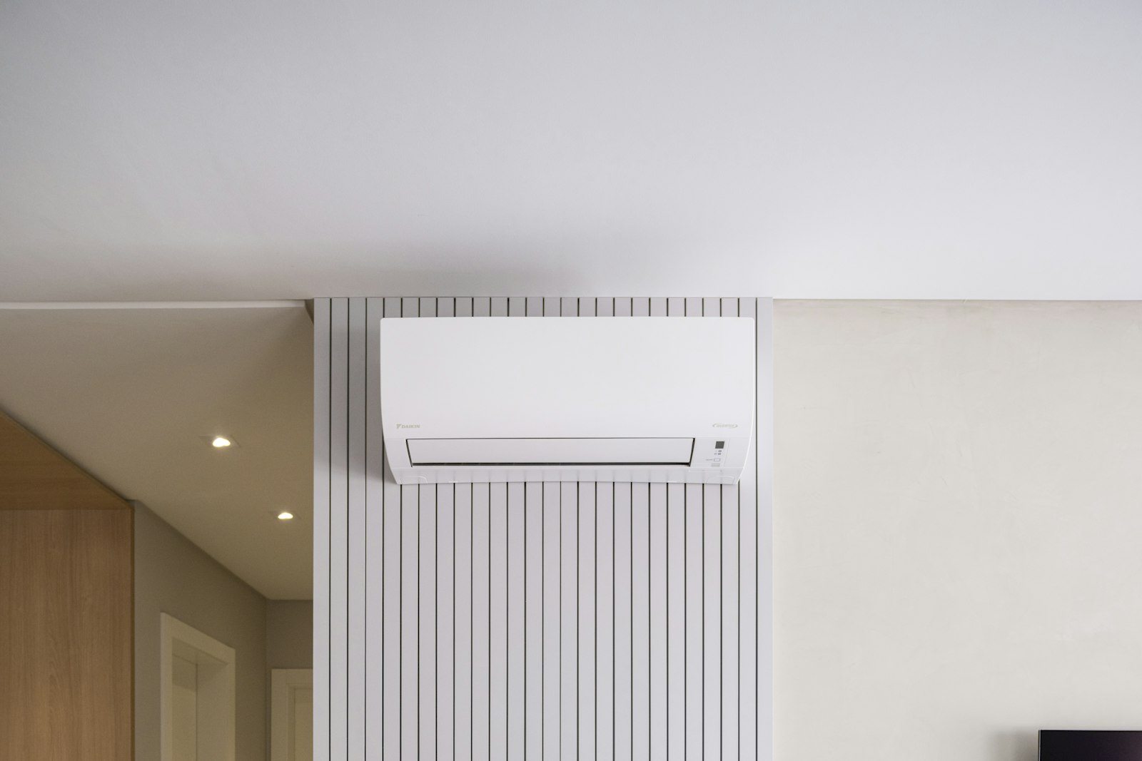 Wall-mounted air conditioning unit